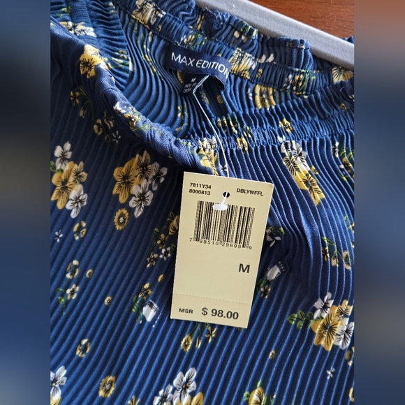 🆕️Max Edition Size M Blue With Yellow Flowers Pleated Blouse Retails @ $98 - Picture 10 of 10